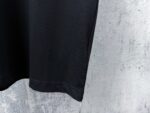P70 【Burberry】巴宝莉 字母植绒T恤短袖 高版本 超级标志性品牌logo印花图案 搭配运动鞋清新舒适 逛街约会都适合 叠穿打底就很有博主范儿了 低调有品位 原版面料 260g高克重双纱100%精梳棉 螺纹定织定染无色差 出入专柜无压力 通肩拉条工艺 增加衣物清洗寿命 不变形 高版本数码印花工艺 不掉色色彩鲜艳 网红明星同款 不挑年龄不挑身材不挑性别 超级亮眼 时尚感爆棚 手感非常舒服 质感超强 时尚又个性 超级百搭好看的一款 人手必备款 情侣搭配更佳 吊牌 领标 水洗麦 三标齐全！！ 宽松版型 男女同款 颜色：黑 白 Size：XS-L