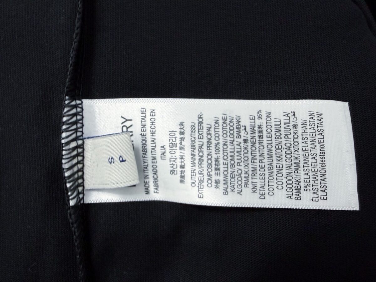 P70 【Burberry】巴宝莉 字母植绒T恤短袖 高版本 超级标志性品牌logo印花图案 搭配运动鞋清新舒适 逛街约会都适合 叠穿打底就很有博主范儿了 低调有品位 原版面料 260g高克重双纱100%精梳棉 螺纹定织定染无色差 出入专柜无压力 通肩拉条工艺 增加衣物清洗寿命 不变形 高版本数码印花工艺 不掉色色彩鲜艳 网红明星同款 不挑年龄不挑身材不挑性别 超级亮眼 时尚感爆棚 手感非常舒服 质感超强 时尚又个性 超级百搭好看的一款 人手必备款 情侣搭配更佳 吊牌 领标 水洗麦 三标齐全！！ 宽松版型 男女同款 颜色：黑 白 Size：XS-L