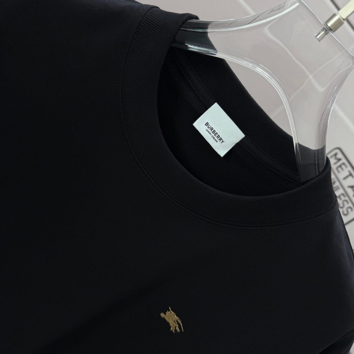 P75 BBR 巴宝*莉 2026春夏款 经典简约战马刺绣工艺 定制双纱平纹纯棉面料 短袖T恤 男女同款 颜色：黑色 白色 紫色 紫色 绿色 尺码： S （90-130斤） M （120-150斤） L （140-165斤） XL （160-180斤） XXL （180-210斤）