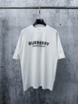 P70 【Burberry】巴宝莉 字母植绒T恤短袖 高版本 超级标志性品牌logo印花图案 搭配运动鞋清新舒适 逛街约会都适合 叠穿打底就很有博主范儿了 低调有品位 原版面料 260g高克重双纱100%精梳棉 螺纹定织定染无色差 出入专柜无压力 通肩拉条工艺 增加衣物清洗寿命 不变形 高版本数码印花工艺 不掉色色彩鲜艳 网红明星同款 不挑年龄不挑身材不挑性别 超级亮眼 时尚感爆棚 手感非常舒服 质感超强 时尚又个性 超级百搭好看的一款 人手必备款 情侣搭配更佳 吊牌 领标 水洗麦 三标齐全！！ 宽松版型 男女同款 颜色：黑 白 Size：XS-L
