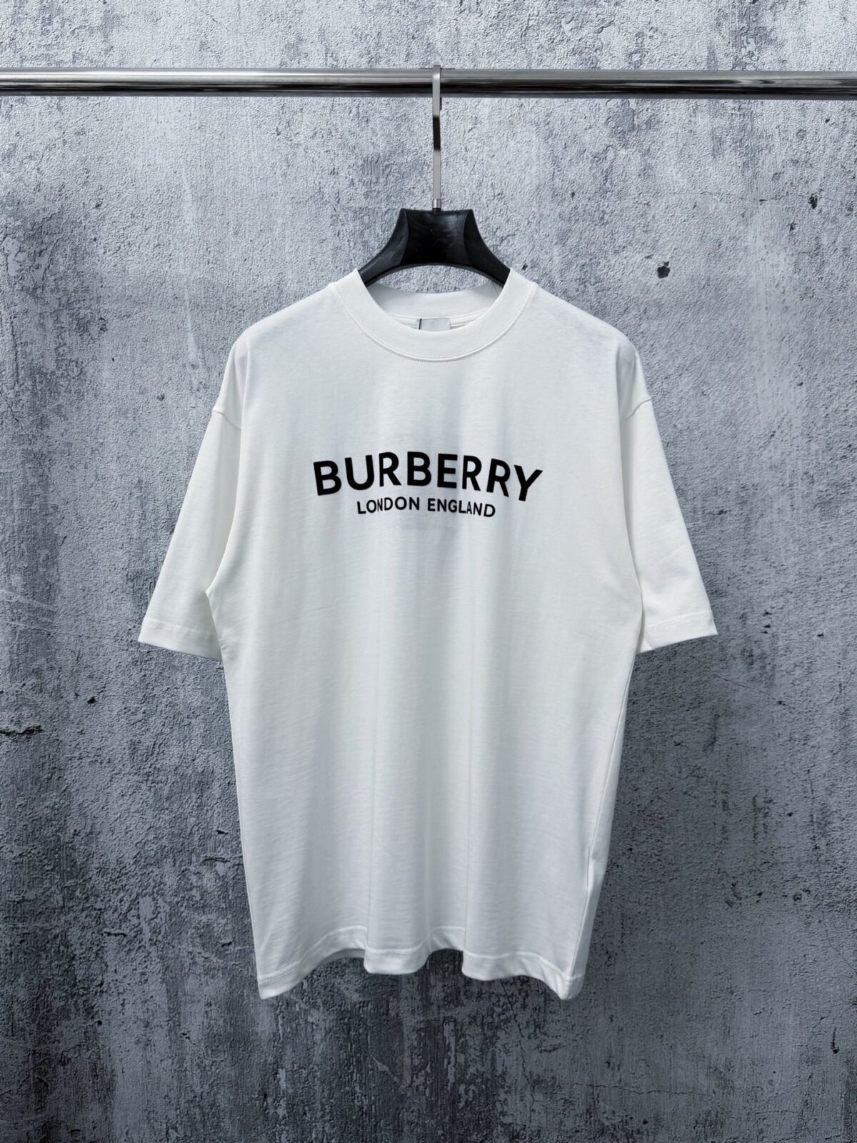 P70 【Burberry】巴宝莉 字母植绒T恤短袖 高版本 超级标志性品牌logo印花图案 搭配运动鞋清新舒适 逛街约会都适合 叠穿打底就很有博主范儿了 低调有品位 原版面料 260g高克重双纱100%精梳棉 螺纹定织定染无色差 出入专柜无压力 通肩拉条工艺 增加衣物清洗寿命 不变形 高版本数码印花工艺 不掉色色彩鲜艳 网红明星同款 不挑年龄不挑身材不挑性别 超级亮眼 时尚感爆棚 手感非常舒服 质感超强 时尚又个性 超级百搭好看的一款 人手必备款 情侣搭配更佳 吊牌 领标 水洗麦 三标齐全！！ 宽松版型 男女同款 颜色：黑 白 Size：XS-L