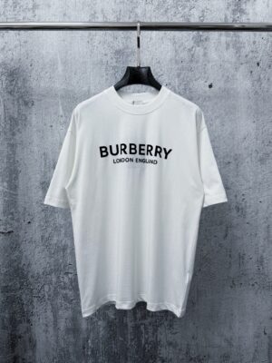 P70 【Burberry】巴宝莉 字母植绒T恤短袖 高版本 超级标志性品牌logo印花图案 搭配运动鞋清新舒适 逛街约会都适合 叠穿打底就很有博主范儿了 低调有品位 原版面料 260g高克重双纱100%精梳棉 螺纹定织定染无色差 出入专柜无压力 通肩拉条工艺 增加衣物清洗寿命 不变形 高版本数码印花工艺 不掉色色彩鲜艳 网红明星同款 不挑年龄不挑身材不挑性别 超级亮眼 时尚感爆棚 手感非常舒服 质感超强 时尚又个性 超级百搭好看的一款 人手必备款 情侣搭配更佳 吊牌 领标 水洗麦 三标齐全！！ 宽松版型 男女同款 颜色：黑 白 Size：XS-L