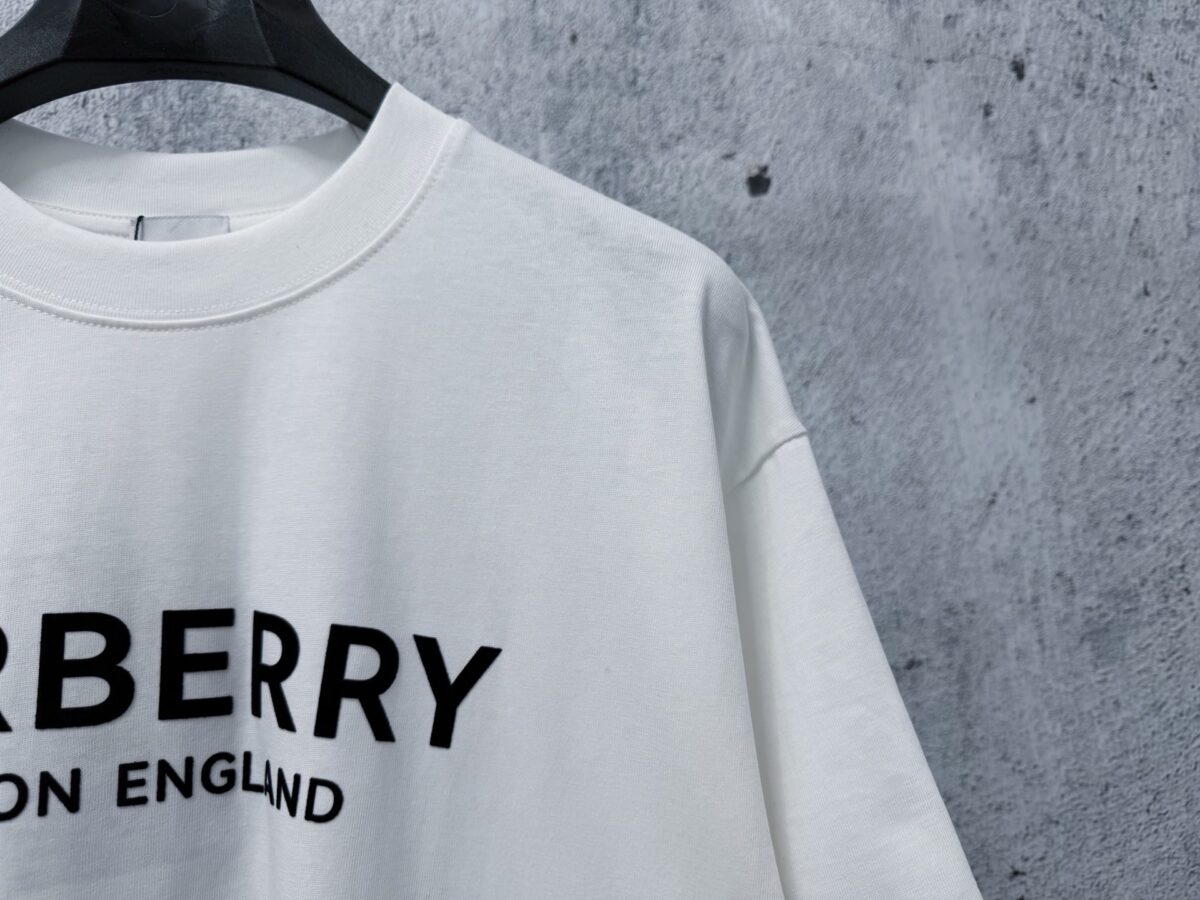 P70 【Burberry】巴宝莉 字母植绒T恤短袖 高版本 超级标志性品牌logo印花图案 搭配运动鞋清新舒适 逛街约会都适合 叠穿打底就很有博主范儿了 低调有品位 原版面料 260g高克重双纱100%精梳棉 螺纹定织定染无色差 出入专柜无压力 通肩拉条工艺 增加衣物清洗寿命 不变形 高版本数码印花工艺 不掉色色彩鲜艳 网红明星同款 不挑年龄不挑身材不挑性别 超级亮眼 时尚感爆棚 手感非常舒服 质感超强 时尚又个性 超级百搭好看的一款 人手必备款 情侣搭配更佳 吊牌 领标 水洗麦 三标齐全！！ 宽松版型 男女同款 颜色：黑 白 Size：XS-L