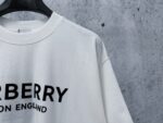 P70 【Burberry】巴宝莉 字母植绒T恤短袖 高版本 超级标志性品牌logo印花图案 搭配运动鞋清新舒适 逛街约会都适合 叠穿打底就很有博主范儿了 低调有品位 原版面料 260g高克重双纱100%精梳棉 螺纹定织定染无色差 出入专柜无压力 通肩拉条工艺 增加衣物清洗寿命 不变形 高版本数码印花工艺 不掉色色彩鲜艳 网红明星同款 不挑年龄不挑身材不挑性别 超级亮眼 时尚感爆棚 手感非常舒服 质感超强 时尚又个性 超级百搭好看的一款 人手必备款 情侣搭配更佳 吊牌 领标 水洗麦 三标齐全！！ 宽松版型 男女同款 颜色：黑 白 Size：XS-L
