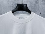 P70 【Burberry】巴宝莉 字母植绒T恤短袖 高版本 超级标志性品牌logo印花图案 搭配运动鞋清新舒适 逛街约会都适合 叠穿打底就很有博主范儿了 低调有品位 原版面料 260g高克重双纱100%精梳棉 螺纹定织定染无色差 出入专柜无压力 通肩拉条工艺 增加衣物清洗寿命 不变形 高版本数码印花工艺 不掉色色彩鲜艳 网红明星同款 不挑年龄不挑身材不挑性别 超级亮眼 时尚感爆棚 手感非常舒服 质感超强 时尚又个性 超级百搭好看的一款 人手必备款 情侣搭配更佳 吊牌 领标 水洗麦 三标齐全！！ 宽松版型 男女同款 颜色：黑 白 Size：XS-L
