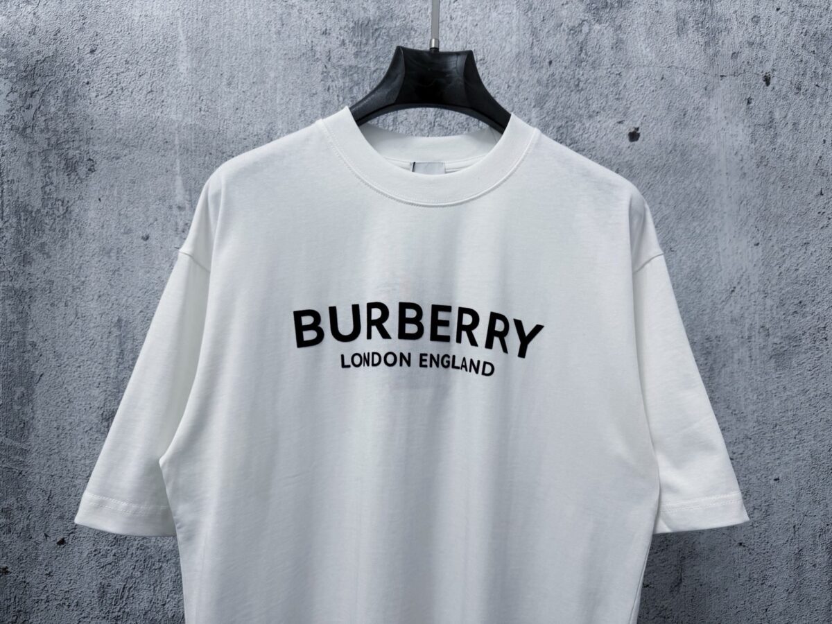 P70 【Burberry】巴宝莉 字母植绒T恤短袖 高版本 超级标志性品牌logo印花图案 搭配运动鞋清新舒适 逛街约会都适合 叠穿打底就很有博主范儿了 低调有品位 原版面料 260g高克重双纱100%精梳棉 螺纹定织定染无色差 出入专柜无压力 通肩拉条工艺 增加衣物清洗寿命 不变形 高版本数码印花工艺 不掉色色彩鲜艳 网红明星同款 不挑年龄不挑身材不挑性别 超级亮眼 时尚感爆棚 手感非常舒服 质感超强 时尚又个性 超级百搭好看的一款 人手必备款 情侣搭配更佳 吊牌 领标 水洗麦 三标齐全！！ 宽松版型 男女同款 颜色：黑 白 Size：XS-L