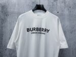P70 【Burberry】巴宝莉 字母植绒T恤短袖 高版本 超级标志性品牌logo印花图案 搭配运动鞋清新舒适 逛街约会都适合 叠穿打底就很有博主范儿了 低调有品位 原版面料 260g高克重双纱100%精梳棉 螺纹定织定染无色差 出入专柜无压力 通肩拉条工艺 增加衣物清洗寿命 不变形 高版本数码印花工艺 不掉色色彩鲜艳 网红明星同款 不挑年龄不挑身材不挑性别 超级亮眼 时尚感爆棚 手感非常舒服 质感超强 时尚又个性 超级百搭好看的一款 人手必备款 情侣搭配更佳 吊牌 领标 水洗麦 三标齐全！！ 宽松版型 男女同款 颜色：黑 白 Size：XS-L