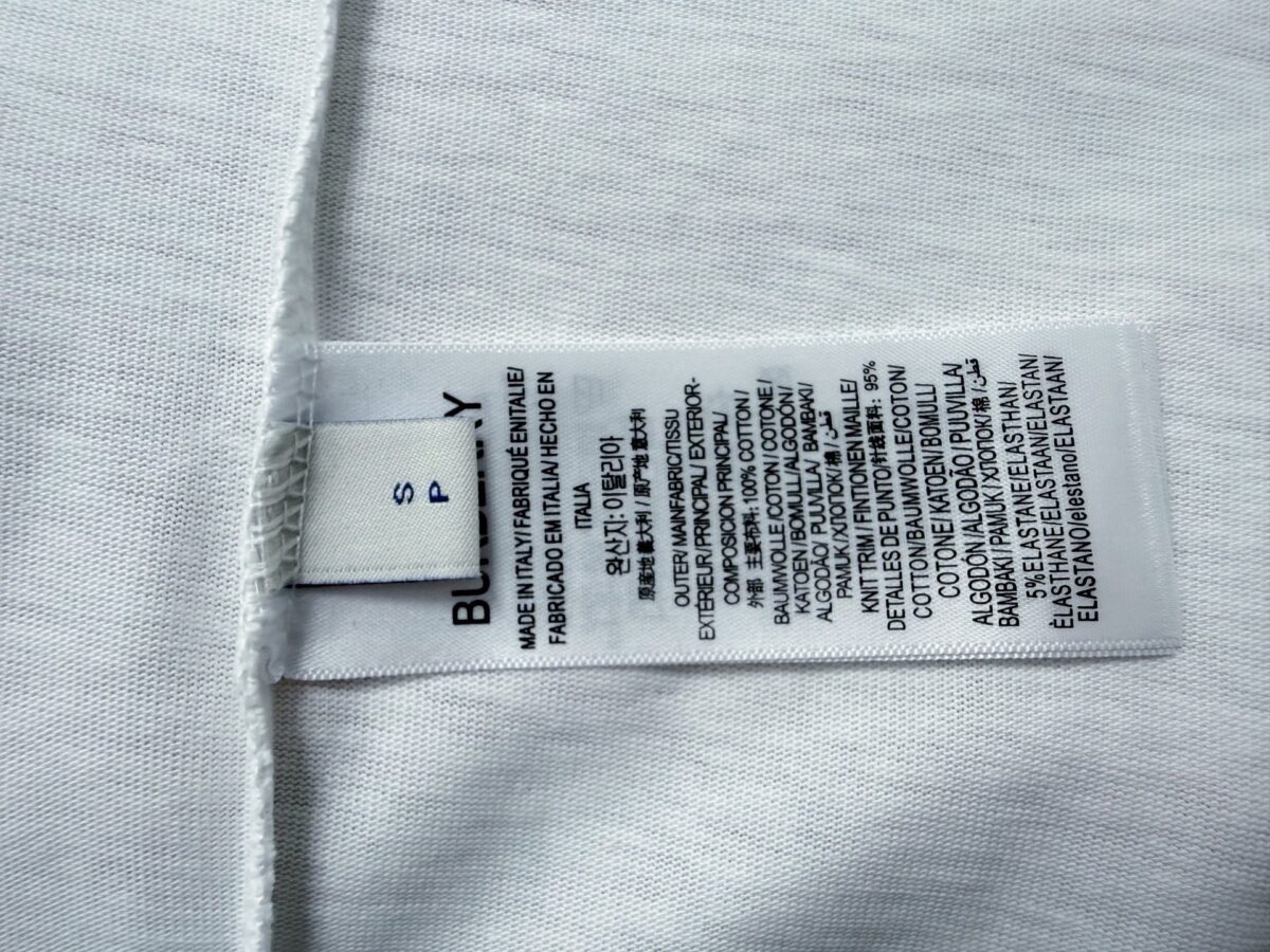 P70 【Burberry】巴宝莉 字母植绒T恤短袖 高版本 超级标志性品牌logo印花图案 搭配运动鞋清新舒适 逛街约会都适合 叠穿打底就很有博主范儿了 低调有品位 原版面料 260g高克重双纱100%精梳棉 螺纹定织定染无色差 出入专柜无压力 通肩拉条工艺 增加衣物清洗寿命 不变形 高版本数码印花工艺 不掉色色彩鲜艳 网红明星同款 不挑年龄不挑身材不挑性别 超级亮眼 时尚感爆棚 手感非常舒服 质感超强 时尚又个性 超级百搭好看的一款 人手必备款 情侣搭配更佳 吊牌 领标 水洗麦 三标齐全！！ 宽松版型 男女同款 颜色：黑 白 Size：XS-L