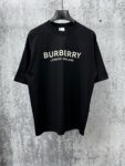 P70 【Burberry】巴宝莉 字母植绒T恤短袖 高版本 超级标志性品牌logo印花图案 搭配运动鞋清新舒适 逛街约会都适合 叠穿打底就很有博主范儿了 低调有品位 原版面料 260g高克重双纱100%精梳棉 螺纹定织定染无色差 出入专柜无压力 通肩拉条工艺 增加衣物清洗寿命 不变形 高版本数码印花工艺 不掉色色彩鲜艳 网红明星同款 不挑年龄不挑身材不挑性别 超级亮眼 时尚感爆棚 手感非常舒服 质感超强 时尚又个性 超级百搭好看的一款 人手必备款 情侣搭配更佳 吊牌 领标 水洗麦 三标齐全！！ 宽松版型 男女同款 颜色：黑 白 Size：XS-L