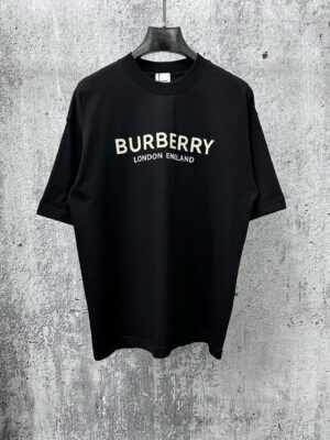 P70 【Burberry】巴宝莉 字母植绒T恤短袖 高版本 超级标志性品牌logo印花图案 搭配运动鞋清新舒适 逛街约会都适合 叠穿打底就很有博主范儿了 低调有品位 原版面料 260g高克重双纱100%精梳棉 螺纹定织定染无色差 出入专柜无压力 通肩拉条工艺 增加衣物清洗寿命 不变形 高版本数码印花工艺 不掉色色彩鲜艳 网红明星同款 不挑年龄不挑身材不挑性别 超级亮眼 时尚感爆棚 手感非常舒服 质感超强 时尚又个性 超级百搭好看的一款 人手必备款 情侣搭配更佳 吊牌 领标 水洗麦 三标齐全！！ 宽松版型 男女同款 颜色：黑 白 Size：XS-L