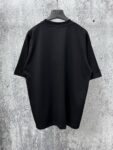 P70 【Burberry】巴宝莉 字母植绒T恤短袖 高版本 超级标志性品牌logo印花图案 搭配运动鞋清新舒适 逛街约会都适合 叠穿打底就很有博主范儿了 低调有品位 原版面料 260g高克重双纱100%精梳棉 螺纹定织定染无色差 出入专柜无压力 通肩拉条工艺 增加衣物清洗寿命 不变形 高版本数码印花工艺 不掉色色彩鲜艳 网红明星同款 不挑年龄不挑身材不挑性别 超级亮眼 时尚感爆棚 手感非常舒服 质感超强 时尚又个性 超级百搭好看的一款 人手必备款 情侣搭配更佳 吊牌 领标 水洗麦 三标齐全！！ 宽松版型 男女同款 颜色：黑 白 Size：XS-L