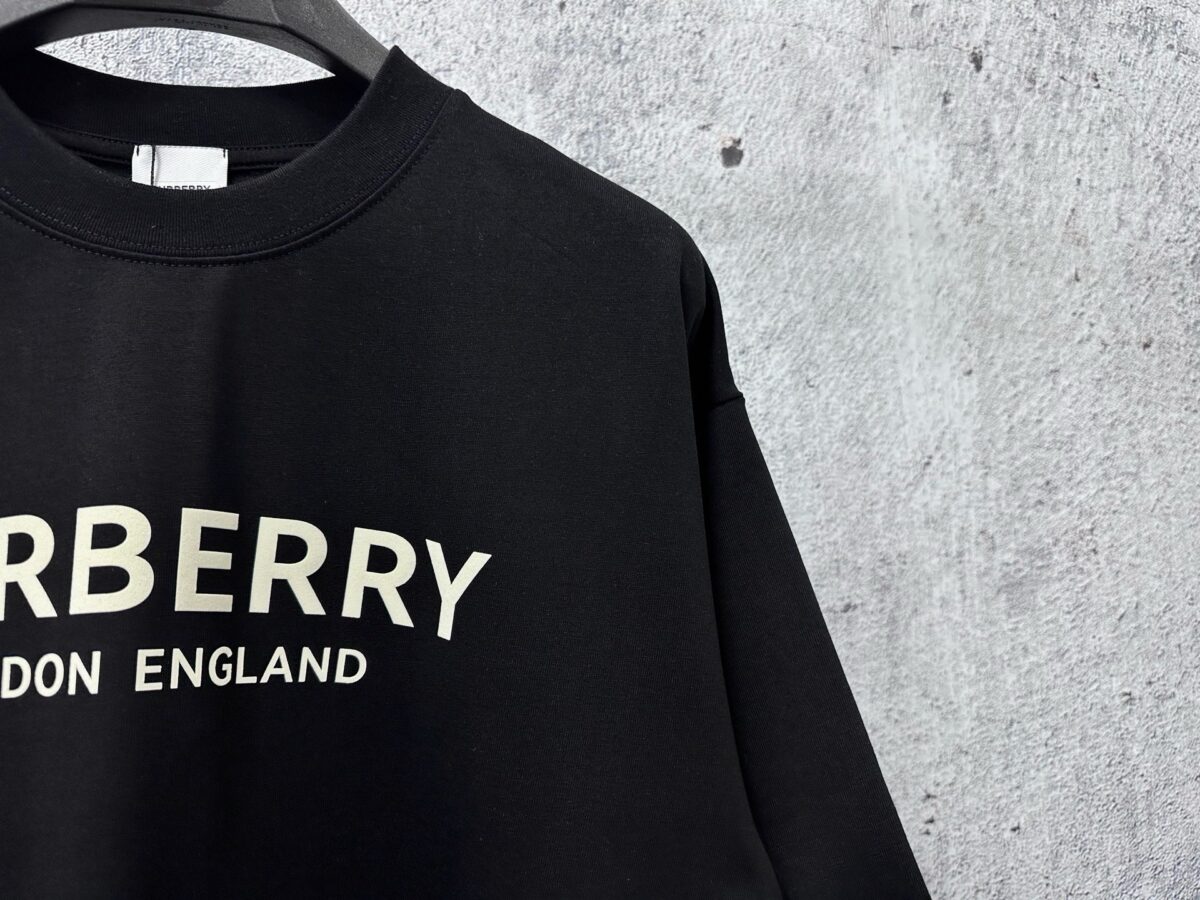 P70 【Burberry】巴宝莉 字母植绒T恤短袖 高版本 超级标志性品牌logo印花图案 搭配运动鞋清新舒适 逛街约会都适合 叠穿打底就很有博主范儿了 低调有品位 原版面料 260g高克重双纱100%精梳棉 螺纹定织定染无色差 出入专柜无压力 通肩拉条工艺 增加衣物清洗寿命 不变形 高版本数码印花工艺 不掉色色彩鲜艳 网红明星同款 不挑年龄不挑身材不挑性别 超级亮眼 时尚感爆棚 手感非常舒服 质感超强 时尚又个性 超级百搭好看的一款 人手必备款 情侣搭配更佳 吊牌 领标 水洗麦 三标齐全！！ 宽松版型 男女同款 颜色：黑 白 Size：XS-L