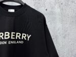 P70 【Burberry】巴宝莉 字母植绒T恤短袖 高版本 超级标志性品牌logo印花图案 搭配运动鞋清新舒适 逛街约会都适合 叠穿打底就很有博主范儿了 低调有品位 原版面料 260g高克重双纱100%精梳棉 螺纹定织定染无色差 出入专柜无压力 通肩拉条工艺 增加衣物清洗寿命 不变形 高版本数码印花工艺 不掉色色彩鲜艳 网红明星同款 不挑年龄不挑身材不挑性别 超级亮眼 时尚感爆棚 手感非常舒服 质感超强 时尚又个性 超级百搭好看的一款 人手必备款 情侣搭配更佳 吊牌 领标 水洗麦 三标齐全！！ 宽松版型 男女同款 颜色：黑 白 Size：XS-L