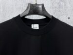 P70 【Burberry】巴宝莉 字母植绒T恤短袖 高版本 超级标志性品牌logo印花图案 搭配运动鞋清新舒适 逛街约会都适合 叠穿打底就很有博主范儿了 低调有品位 原版面料 260g高克重双纱100%精梳棉 螺纹定织定染无色差 出入专柜无压力 通肩拉条工艺 增加衣物清洗寿命 不变形 高版本数码印花工艺 不掉色色彩鲜艳 网红明星同款 不挑年龄不挑身材不挑性别 超级亮眼 时尚感爆棚 手感非常舒服 质感超强 时尚又个性 超级百搭好看的一款 人手必备款 情侣搭配更佳 吊牌 领标 水洗麦 三标齐全！！ 宽松版型 男女同款 颜色：黑 白 Size：XS-L