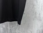 P70 【Burberry】巴宝莉 字母植绒T恤短袖 高版本 超级标志性品牌logo印花图案 搭配运动鞋清新舒适 逛街约会都适合 叠穿打底就很有博主范儿了 低调有品位 原版面料 260g高克重双纱100%精梳棉 螺纹定织定染无色差 出入专柜无压力 通肩拉条工艺 增加衣物清洗寿命 不变形 高版本数码印花工艺 不掉色色彩鲜艳 网红明星同款 不挑年龄不挑身材不挑性别 超级亮眼 时尚感爆棚 手感非常舒服 质感超强 时尚又个性 超级百搭好看的一款 人手必备款 情侣搭配更佳 吊牌 领标 水洗麦 三标齐全！！ 宽松版型 男女同款 颜色：黑 白 Size：XS-L
