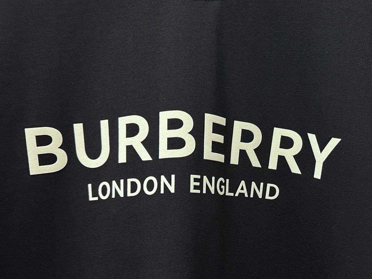 P70 【Burberry】巴宝莉 字母植绒T恤短袖 高版本 超级标志性品牌logo印花图案 搭配运动鞋清新舒适 逛街约会都适合 叠穿打底就很有博主范儿了 低调有品位 原版面料 260g高克重双纱100%精梳棉 螺纹定织定染无色差 出入专柜无压力 通肩拉条工艺 增加衣物清洗寿命 不变形 高版本数码印花工艺 不掉色色彩鲜艳 网红明星同款 不挑年龄不挑身材不挑性别 超级亮眼 时尚感爆棚 手感非常舒服 质感超强 时尚又个性 超级百搭好看的一款 人手必备款 情侣搭配更佳 吊牌 领标 水洗麦 三标齐全！！ 宽松版型 男女同款 颜色：黑 白 Size：XS-L