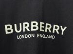 P70 【Burberry】巴宝莉 字母植绒T恤短袖 高版本 超级标志性品牌logo印花图案 搭配运动鞋清新舒适 逛街约会都适合 叠穿打底就很有博主范儿了 低调有品位 原版面料 260g高克重双纱100%精梳棉 螺纹定织定染无色差 出入专柜无压力 通肩拉条工艺 增加衣物清洗寿命 不变形 高版本数码印花工艺 不掉色色彩鲜艳 网红明星同款 不挑年龄不挑身材不挑性别 超级亮眼 时尚感爆棚 手感非常舒服 质感超强 时尚又个性 超级百搭好看的一款 人手必备款 情侣搭配更佳 吊牌 领标 水洗麦 三标齐全！！ 宽松版型 男女同款 颜色：黑 白 Size：XS-L