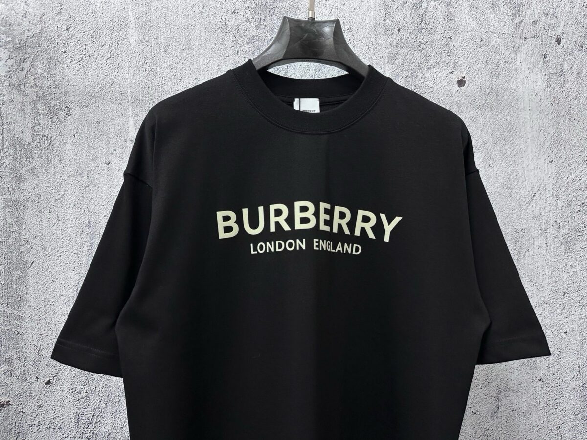 P70 【Burberry】巴宝莉 字母植绒T恤短袖 高版本 超级标志性品牌logo印花图案 搭配运动鞋清新舒适 逛街约会都适合 叠穿打底就很有博主范儿了 低调有品位 原版面料 260g高克重双纱100%精梳棉 螺纹定织定染无色差 出入专柜无压力 通肩拉条工艺 增加衣物清洗寿命 不变形 高版本数码印花工艺 不掉色色彩鲜艳 网红明星同款 不挑年龄不挑身材不挑性别 超级亮眼 时尚感爆棚 手感非常舒服 质感超强 时尚又个性 超级百搭好看的一款 人手必备款 情侣搭配更佳 吊牌 领标 水洗麦 三标齐全！！ 宽松版型 男女同款 颜色：黑 白 Size：XS-L