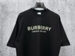 P70 【Burberry】巴宝莉 字母植绒T恤短袖 高版本 超级标志性品牌logo印花图案 搭配运动鞋清新舒适 逛街约会都适合 叠穿打底就很有博主范儿了 低调有品位 原版面料 260g高克重双纱100%精梳棉 螺纹定织定染无色差 出入专柜无压力 通肩拉条工艺 增加衣物清洗寿命 不变形 高版本数码印花工艺 不掉色色彩鲜艳 网红明星同款 不挑年龄不挑身材不挑性别 超级亮眼 时尚感爆棚 手感非常舒服 质感超强 时尚又个性 超级百搭好看的一款 人手必备款 情侣搭配更佳 吊牌 领标 水洗麦 三标齐全！！ 宽松版型 男女同款 颜色：黑 白 Size：XS-L