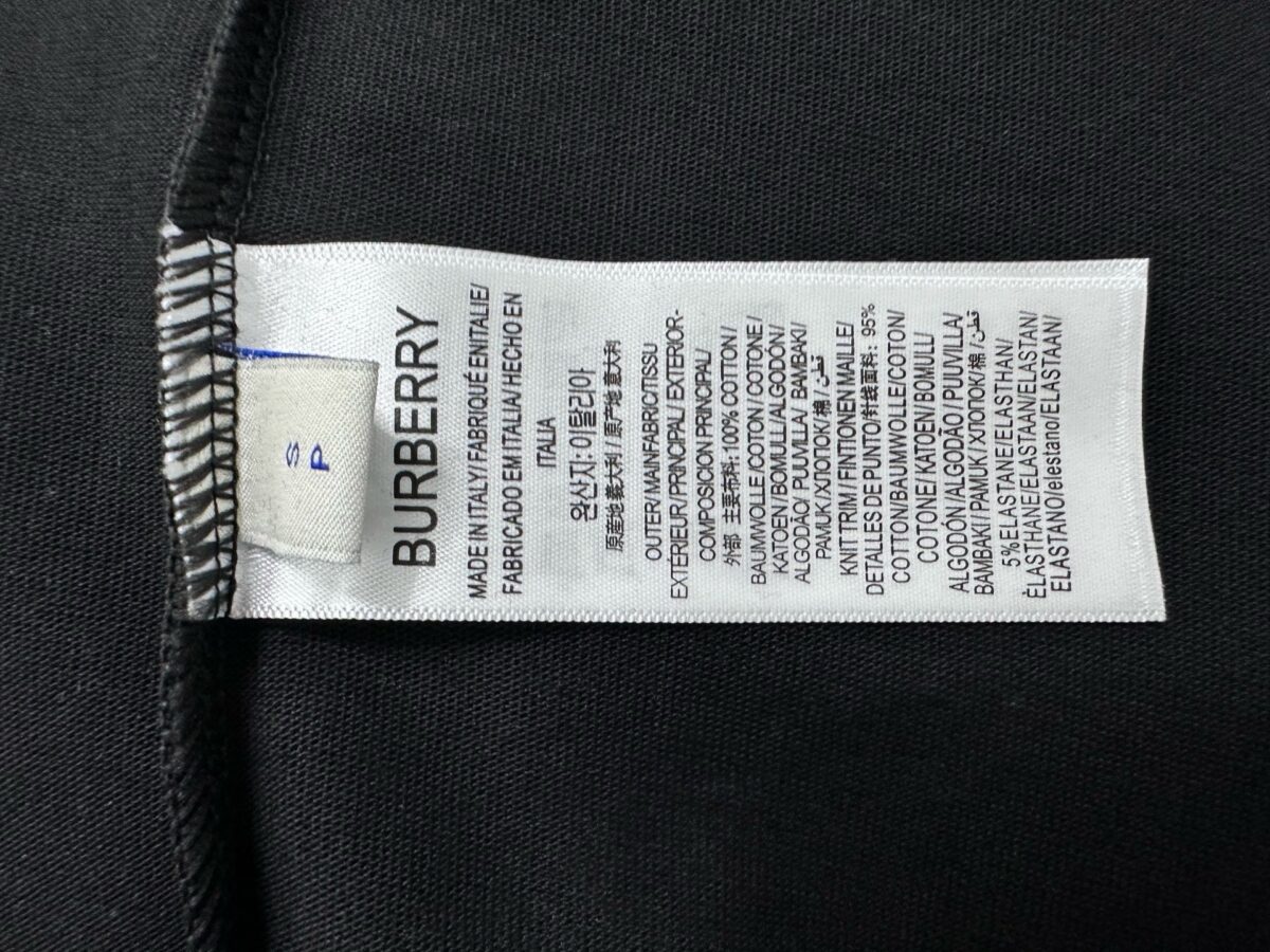 P70 【Burberry】巴宝莉 字母植绒T恤短袖 高版本 超级标志性品牌logo印花图案 搭配运动鞋清新舒适 逛街约会都适合 叠穿打底就很有博主范儿了 低调有品位 原版面料 260g高克重双纱100%精梳棉 螺纹定织定染无色差 出入专柜无压力 通肩拉条工艺 增加衣物清洗寿命 不变形 高版本数码印花工艺 不掉色色彩鲜艳 网红明星同款 不挑年龄不挑身材不挑性别 超级亮眼 时尚感爆棚 手感非常舒服 质感超强 时尚又个性 超级百搭好看的一款 人手必备款 情侣搭配更佳 吊牌 领标 水洗麦 三标齐全！！ 宽松版型 男女同款 颜色：黑 白 Size：XS-L