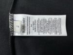 P70 【Burberry】巴宝莉 字母植绒T恤短袖 高版本 超级标志性品牌logo印花图案 搭配运动鞋清新舒适 逛街约会都适合 叠穿打底就很有博主范儿了 低调有品位 原版面料 260g高克重双纱100%精梳棉 螺纹定织定染无色差 出入专柜无压力 通肩拉条工艺 增加衣物清洗寿命 不变形 高版本数码印花工艺 不掉色色彩鲜艳 网红明星同款 不挑年龄不挑身材不挑性别 超级亮眼 时尚感爆棚 手感非常舒服 质感超强 时尚又个性 超级百搭好看的一款 人手必备款 情侣搭配更佳 吊牌 领标 水洗麦 三标齐全！！ 宽松版型 男女同款 颜色：黑 白 Size：XS-L