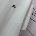 P75 BBR 巴宝*莉 2026春夏款 经典简约战马刺绣工艺 定制双纱平纹纯棉面料 短袖T恤 男女同款 颜色：黑色 白色 紫色 紫色 绿色 尺码： S （90-130斤） M （120-150斤） L （140-165斤） XL （160-180斤） XXL （180-210斤）