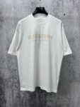 P70 【Burberry】巴宝莉 字母植绒T恤短袖 高版本 超级标志性品牌logo印花图案 搭配运动鞋清新舒适 逛街约会都适合 叠穿打底就很有博主范儿了 低调有品位 原版面料 260g高克重双纱100%精梳棉 螺纹定织定染无色差 出入专柜无压力 通肩拉条工艺 增加衣物清洗寿命 不变形 高版本数码印花工艺 不掉色色彩鲜艳 网红明星同款 不挑年龄不挑身材不挑性别 超级亮眼 时尚感爆棚 手感非常舒服 质感超强 时尚又个性 超级百搭好看的一款 人手必备款 情侣搭配更佳 吊牌 领标 水洗麦 三标齐全！！ 宽松版型 男女同款 颜色：黑 白 Size：XS-L