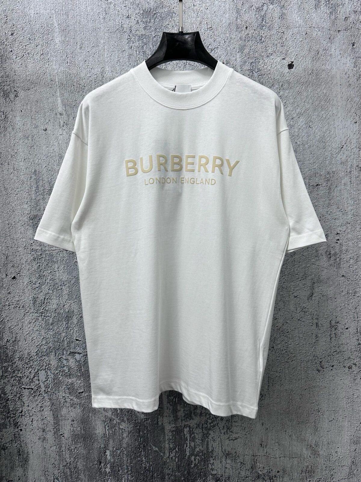 P70 【Burberry】巴宝莉 字母植绒T恤短袖 高版本 超级标志性品牌logo印花图案 搭配运动鞋清新舒适 逛街约会都适合 叠穿打底就很有博主范儿了 低调有品位 原版面料 260g高克重双纱100%精梳棉 螺纹定织定染无色差 出入专柜无压力 通肩拉条工艺 增加衣物清洗寿命 不变形 高版本数码印花工艺 不掉色色彩鲜艳 网红明星同款 不挑年龄不挑身材不挑性别 超级亮眼 时尚感爆棚 手感非常舒服 质感超强 时尚又个性 超级百搭好看的一款 人手必备款 情侣搭配更佳 吊牌 领标 水洗麦 三标齐全！！ 宽松版型 男女同款 颜色：黑 白 Size：XS-L