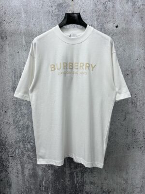 P70 【Burberry】巴宝莉 字母植绒T恤短袖 高版本 超级标志性品牌logo印花图案 搭配运动鞋清新舒适 逛街约会都适合 叠穿打底就很有博主范儿了 低调有品位 原版面料 260g高克重双纱100%精梳棉 螺纹定织定染无色差 出入专柜无压力 通肩拉条工艺 增加衣物清洗寿命 不变形 高版本数码印花工艺 不掉色色彩鲜艳 网红明星同款 不挑年龄不挑身材不挑性别 超级亮眼 时尚感爆棚 手感非常舒服 质感超强 时尚又个性 超级百搭好看的一款 人手必备款 情侣搭配更佳 吊牌 领标 水洗麦 三标齐全！！ 宽松版型 男女同款 颜色：黑 白 Size：XS-L