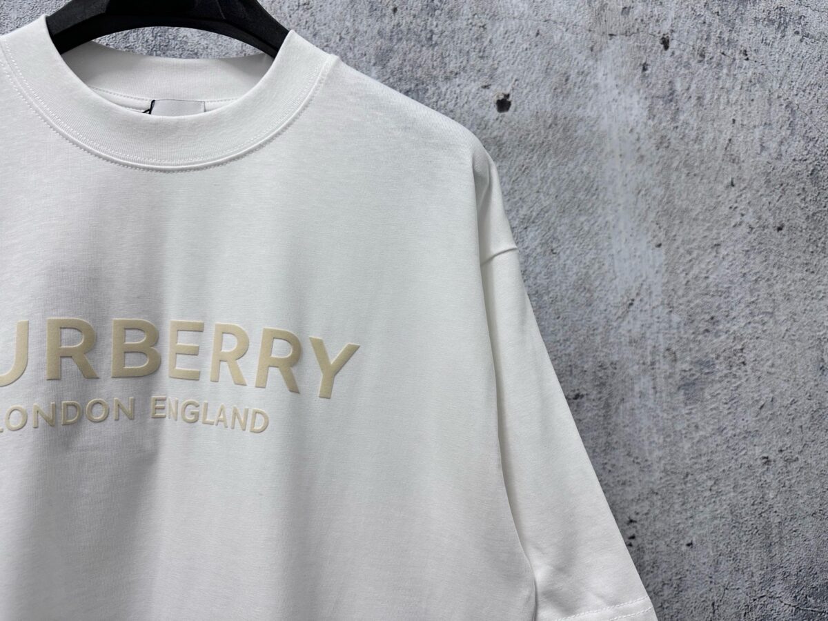 P70 【Burberry】巴宝莉 字母植绒T恤短袖 高版本 超级标志性品牌logo印花图案 搭配运动鞋清新舒适 逛街约会都适合 叠穿打底就很有博主范儿了 低调有品位 原版面料 260g高克重双纱100%精梳棉 螺纹定织定染无色差 出入专柜无压力 通肩拉条工艺 增加衣物清洗寿命 不变形 高版本数码印花工艺 不掉色色彩鲜艳 网红明星同款 不挑年龄不挑身材不挑性别 超级亮眼 时尚感爆棚 手感非常舒服 质感超强 时尚又个性 超级百搭好看的一款 人手必备款 情侣搭配更佳 吊牌 领标 水洗麦 三标齐全！！ 宽松版型 男女同款 颜色：黑 白 Size：XS-L