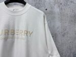 P70 【Burberry】巴宝莉 字母植绒T恤短袖 高版本 超级标志性品牌logo印花图案 搭配运动鞋清新舒适 逛街约会都适合 叠穿打底就很有博主范儿了 低调有品位 原版面料 260g高克重双纱100%精梳棉 螺纹定织定染无色差 出入专柜无压力 通肩拉条工艺 增加衣物清洗寿命 不变形 高版本数码印花工艺 不掉色色彩鲜艳 网红明星同款 不挑年龄不挑身材不挑性别 超级亮眼 时尚感爆棚 手感非常舒服 质感超强 时尚又个性 超级百搭好看的一款 人手必备款 情侣搭配更佳 吊牌 领标 水洗麦 三标齐全！！ 宽松版型 男女同款 颜色：黑 白 Size：XS-L
