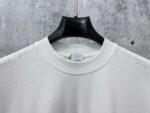 P70 【Burberry】巴宝莉 字母植绒T恤短袖 高版本 超级标志性品牌logo印花图案 搭配运动鞋清新舒适 逛街约会都适合 叠穿打底就很有博主范儿了 低调有品位 原版面料 260g高克重双纱100%精梳棉 螺纹定织定染无色差 出入专柜无压力 通肩拉条工艺 增加衣物清洗寿命 不变形 高版本数码印花工艺 不掉色色彩鲜艳 网红明星同款 不挑年龄不挑身材不挑性别 超级亮眼 时尚感爆棚 手感非常舒服 质感超强 时尚又个性 超级百搭好看的一款 人手必备款 情侣搭配更佳 吊牌 领标 水洗麦 三标齐全！！ 宽松版型 男女同款 颜色：黑 白 Size：XS-L