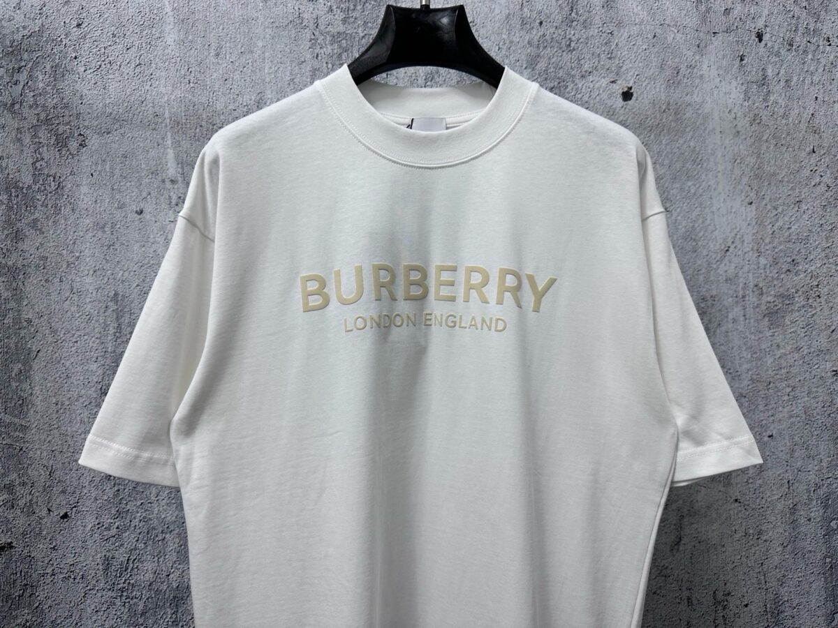 P70 【Burberry】巴宝莉 字母植绒T恤短袖 高版本 超级标志性品牌logo印花图案 搭配运动鞋清新舒适 逛街约会都适合 叠穿打底就很有博主范儿了 低调有品位 原版面料 260g高克重双纱100%精梳棉 螺纹定织定染无色差 出入专柜无压力 通肩拉条工艺 增加衣物清洗寿命 不变形 高版本数码印花工艺 不掉色色彩鲜艳 网红明星同款 不挑年龄不挑身材不挑性别 超级亮眼 时尚感爆棚 手感非常舒服 质感超强 时尚又个性 超级百搭好看的一款 人手必备款 情侣搭配更佳 吊牌 领标 水洗麦 三标齐全！！ 宽松版型 男女同款 颜色：黑 白 Size：XS-L