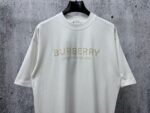 P70 【Burberry】巴宝莉 字母植绒T恤短袖 高版本 超级标志性品牌logo印花图案 搭配运动鞋清新舒适 逛街约会都适合 叠穿打底就很有博主范儿了 低调有品位 原版面料 260g高克重双纱100%精梳棉 螺纹定织定染无色差 出入专柜无压力 通肩拉条工艺 增加衣物清洗寿命 不变形 高版本数码印花工艺 不掉色色彩鲜艳 网红明星同款 不挑年龄不挑身材不挑性别 超级亮眼 时尚感爆棚 手感非常舒服 质感超强 时尚又个性 超级百搭好看的一款 人手必备款 情侣搭配更佳 吊牌 领标 水洗麦 三标齐全！！ 宽松版型 男女同款 颜色：黑 白 Size：XS-L