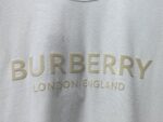 P70 【Burberry】巴宝莉 字母植绒T恤短袖 高版本 超级标志性品牌logo印花图案 搭配运动鞋清新舒适 逛街约会都适合 叠穿打底就很有博主范儿了 低调有品位 原版面料 260g高克重双纱100%精梳棉 螺纹定织定染无色差 出入专柜无压力 通肩拉条工艺 增加衣物清洗寿命 不变形 高版本数码印花工艺 不掉色色彩鲜艳 网红明星同款 不挑年龄不挑身材不挑性别 超级亮眼 时尚感爆棚 手感非常舒服 质感超强 时尚又个性 超级百搭好看的一款 人手必备款 情侣搭配更佳 吊牌 领标 水洗麦 三标齐全！！ 宽松版型 男女同款 颜色：黑 白 Size：XS-L