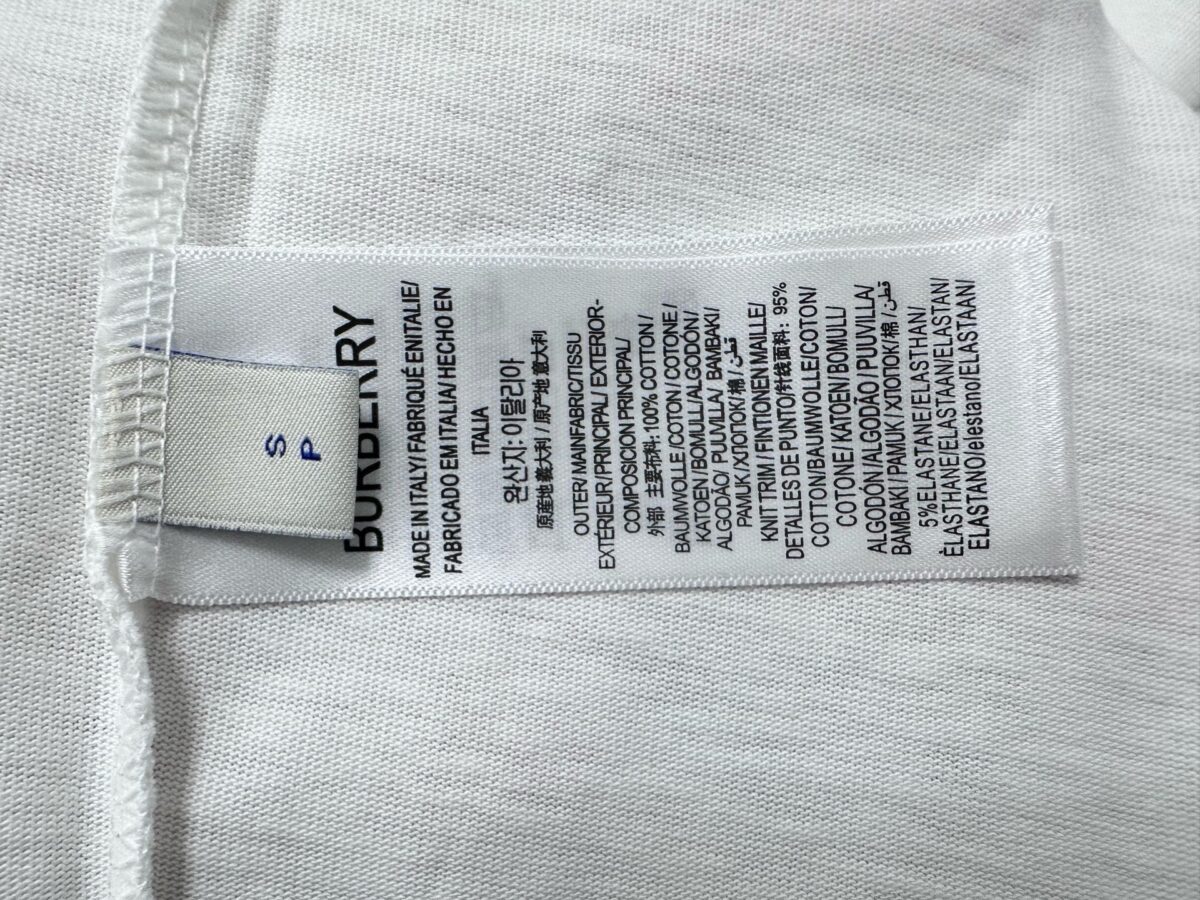 P70 【Burberry】巴宝莉 字母植绒T恤短袖 高版本 超级标志性品牌logo印花图案 搭配运动鞋清新舒适 逛街约会都适合 叠穿打底就很有博主范儿了 低调有品位 原版面料 260g高克重双纱100%精梳棉 螺纹定织定染无色差 出入专柜无压力 通肩拉条工艺 增加衣物清洗寿命 不变形 高版本数码印花工艺 不掉色色彩鲜艳 网红明星同款 不挑年龄不挑身材不挑性别 超级亮眼 时尚感爆棚 手感非常舒服 质感超强 时尚又个性 超级百搭好看的一款 人手必备款 情侣搭配更佳 吊牌 领标 水洗麦 三标齐全！！ 宽松版型 男女同款 颜色：黑 白 Size：XS-L