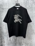 P70 【Burberry】巴宝莉 战马骑士植绒T恤短袖 高版本 超级标志性品牌logo印花图案 搭配运动鞋清新舒适 逛街约会都适合 叠穿打底就很有博主范儿了 低调有品位 原版面料 260g高克重双纱100%精梳棉 螺纹定织定染无色差 出入专柜无压力 通肩拉条工艺 增加衣物清洗寿命 不变形 高版本数码印花工艺 不掉色色彩鲜艳 网红明星同款 不挑年龄不挑身材不挑性别 超级亮眼 时尚感爆棚 手感非常舒服 质感超强 时尚又个性 超级百搭好看的一款 人手必备款 情侣搭配更佳 吊牌 领标 水洗麦 三标齐全！！ 宽松版型 男女同款 颜色：黑 白 Size：XS-L