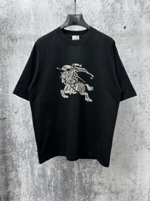 P70 【Burberry】巴宝莉 战马骑士植绒T恤短袖 高版本 超级标志性品牌logo印花图案 搭配运动鞋清新舒适 逛街约会都适合 叠穿打底就很有博主范儿了 低调有品位 原版面料 260g高克重双纱100%精梳棉 螺纹定织定染无色差 出入专柜无压力 通肩拉条工艺 增加衣物清洗寿命 不变形 高版本数码印花工艺 不掉色色彩鲜艳 网红明星同款 不挑年龄不挑身材不挑性别 超级亮眼 时尚感爆棚 手感非常舒服 质感超强 时尚又个性 超级百搭好看的一款 人手必备款 情侣搭配更佳 吊牌 领标 水洗麦 三标齐全！！ 宽松版型 男女同款 颜色：黑 白 Size：XS-L