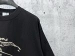 P70 【Burberry】巴宝莉 战马骑士植绒T恤短袖 高版本 超级标志性品牌logo印花图案 搭配运动鞋清新舒适 逛街约会都适合 叠穿打底就很有博主范儿了 低调有品位 原版面料 260g高克重双纱100%精梳棉 螺纹定织定染无色差 出入专柜无压力 通肩拉条工艺 增加衣物清洗寿命 不变形 高版本数码印花工艺 不掉色色彩鲜艳 网红明星同款 不挑年龄不挑身材不挑性别 超级亮眼 时尚感爆棚 手感非常舒服 质感超强 时尚又个性 超级百搭好看的一款 人手必备款 情侣搭配更佳 吊牌 领标 水洗麦 三标齐全！！ 宽松版型 男女同款 颜色：黑 白 Size：XS-L