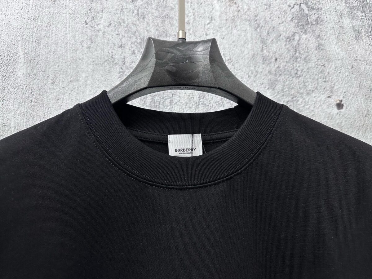 P70 【Burberry】巴宝莉 战马骑士植绒T恤短袖 高版本 超级标志性品牌logo印花图案 搭配运动鞋清新舒适 逛街约会都适合 叠穿打底就很有博主范儿了 低调有品位 原版面料 260g高克重双纱100%精梳棉 螺纹定织定染无色差 出入专柜无压力 通肩拉条工艺 增加衣物清洗寿命 不变形 高版本数码印花工艺 不掉色色彩鲜艳 网红明星同款 不挑年龄不挑身材不挑性别 超级亮眼 时尚感爆棚 手感非常舒服 质感超强 时尚又个性 超级百搭好看的一款 人手必备款 情侣搭配更佳 吊牌 领标 水洗麦 三标齐全！！ 宽松版型 男女同款 颜色：黑 白 Size：XS-L