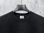P70 【Burberry】巴宝莉 战马骑士植绒T恤短袖 高版本 超级标志性品牌logo印花图案 搭配运动鞋清新舒适 逛街约会都适合 叠穿打底就很有博主范儿了 低调有品位 原版面料 260g高克重双纱100%精梳棉 螺纹定织定染无色差 出入专柜无压力 通肩拉条工艺 增加衣物清洗寿命 不变形 高版本数码印花工艺 不掉色色彩鲜艳 网红明星同款 不挑年龄不挑身材不挑性别 超级亮眼 时尚感爆棚 手感非常舒服 质感超强 时尚又个性 超级百搭好看的一款 人手必备款 情侣搭配更佳 吊牌 领标 水洗麦 三标齐全！！ 宽松版型 男女同款 颜色：黑 白 Size：XS-L