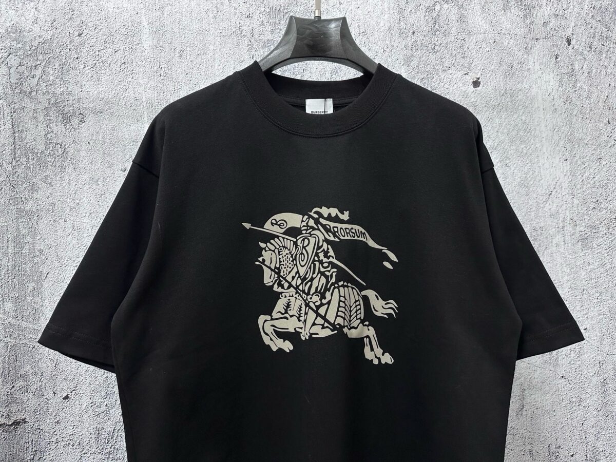 P70 【Burberry】巴宝莉 战马骑士植绒T恤短袖 高版本 超级标志性品牌logo印花图案 搭配运动鞋清新舒适 逛街约会都适合 叠穿打底就很有博主范儿了 低调有品位 原版面料 260g高克重双纱100%精梳棉 螺纹定织定染无色差 出入专柜无压力 通肩拉条工艺 增加衣物清洗寿命 不变形 高版本数码印花工艺 不掉色色彩鲜艳 网红明星同款 不挑年龄不挑身材不挑性别 超级亮眼 时尚感爆棚 手感非常舒服 质感超强 时尚又个性 超级百搭好看的一款 人手必备款 情侣搭配更佳 吊牌 领标 水洗麦 三标齐全！！ 宽松版型 男女同款 颜色：黑 白 Size：XS-L