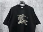 P70 【Burberry】巴宝莉 战马骑士植绒T恤短袖 高版本 超级标志性品牌logo印花图案 搭配运动鞋清新舒适 逛街约会都适合 叠穿打底就很有博主范儿了 低调有品位 原版面料 260g高克重双纱100%精梳棉 螺纹定织定染无色差 出入专柜无压力 通肩拉条工艺 增加衣物清洗寿命 不变形 高版本数码印花工艺 不掉色色彩鲜艳 网红明星同款 不挑年龄不挑身材不挑性别 超级亮眼 时尚感爆棚 手感非常舒服 质感超强 时尚又个性 超级百搭好看的一款 人手必备款 情侣搭配更佳 吊牌 领标 水洗麦 三标齐全！！ 宽松版型 男女同款 颜色：黑 白 Size：XS-L
