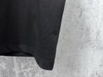 P70 【Burberry】巴宝莉 战马骑士植绒T恤短袖 高版本 超级标志性品牌logo印花图案 搭配运动鞋清新舒适 逛街约会都适合 叠穿打底就很有博主范儿了 低调有品位 原版面料 260g高克重双纱100%精梳棉 螺纹定织定染无色差 出入专柜无压力 通肩拉条工艺 增加衣物清洗寿命 不变形 高版本数码印花工艺 不掉色色彩鲜艳 网红明星同款 不挑年龄不挑身材不挑性别 超级亮眼 时尚感爆棚 手感非常舒服 质感超强 时尚又个性 超级百搭好看的一款 人手必备款 情侣搭配更佳 吊牌 领标 水洗麦 三标齐全！！ 宽松版型 男女同款 颜色：黑 白 Size：XS-L
