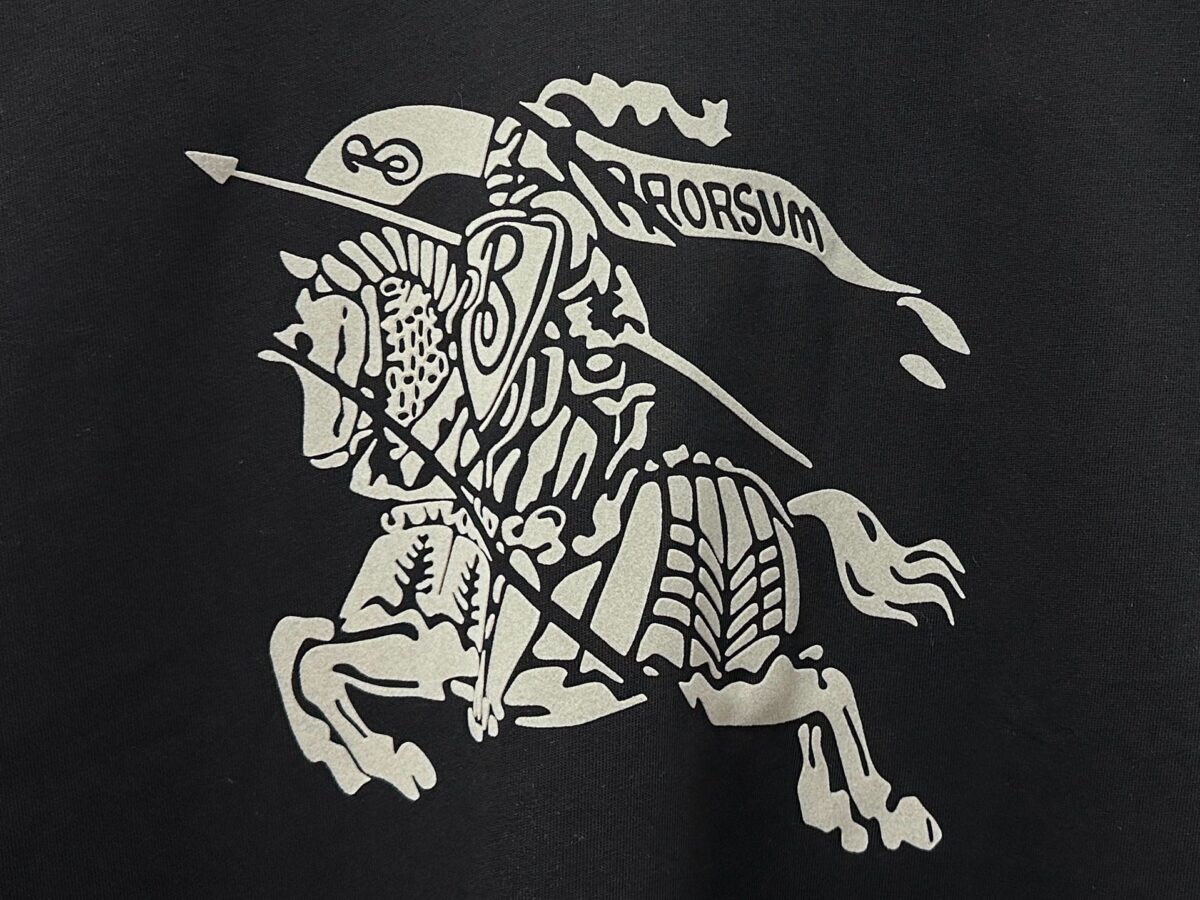 P70 【Burberry】巴宝莉 战马骑士植绒T恤短袖 高版本 超级标志性品牌logo印花图案 搭配运动鞋清新舒适 逛街约会都适合 叠穿打底就很有博主范儿了 低调有品位 原版面料 260g高克重双纱100%精梳棉 螺纹定织定染无色差 出入专柜无压力 通肩拉条工艺 增加衣物清洗寿命 不变形 高版本数码印花工艺 不掉色色彩鲜艳 网红明星同款 不挑年龄不挑身材不挑性别 超级亮眼 时尚感爆棚 手感非常舒服 质感超强 时尚又个性 超级百搭好看的一款 人手必备款 情侣搭配更佳 吊牌 领标 水洗麦 三标齐全！！ 宽松版型 男女同款 颜色：黑 白 Size：XS-L