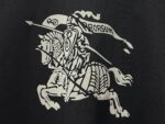 P70 【Burberry】巴宝莉 战马骑士植绒T恤短袖 高版本 超级标志性品牌logo印花图案 搭配运动鞋清新舒适 逛街约会都适合 叠穿打底就很有博主范儿了 低调有品位 原版面料 260g高克重双纱100%精梳棉 螺纹定织定染无色差 出入专柜无压力 通肩拉条工艺 增加衣物清洗寿命 不变形 高版本数码印花工艺 不掉色色彩鲜艳 网红明星同款 不挑年龄不挑身材不挑性别 超级亮眼 时尚感爆棚 手感非常舒服 质感超强 时尚又个性 超级百搭好看的一款 人手必备款 情侣搭配更佳 吊牌 领标 水洗麦 三标齐全！！ 宽松版型 男女同款 颜色：黑 白 Size：XS-L