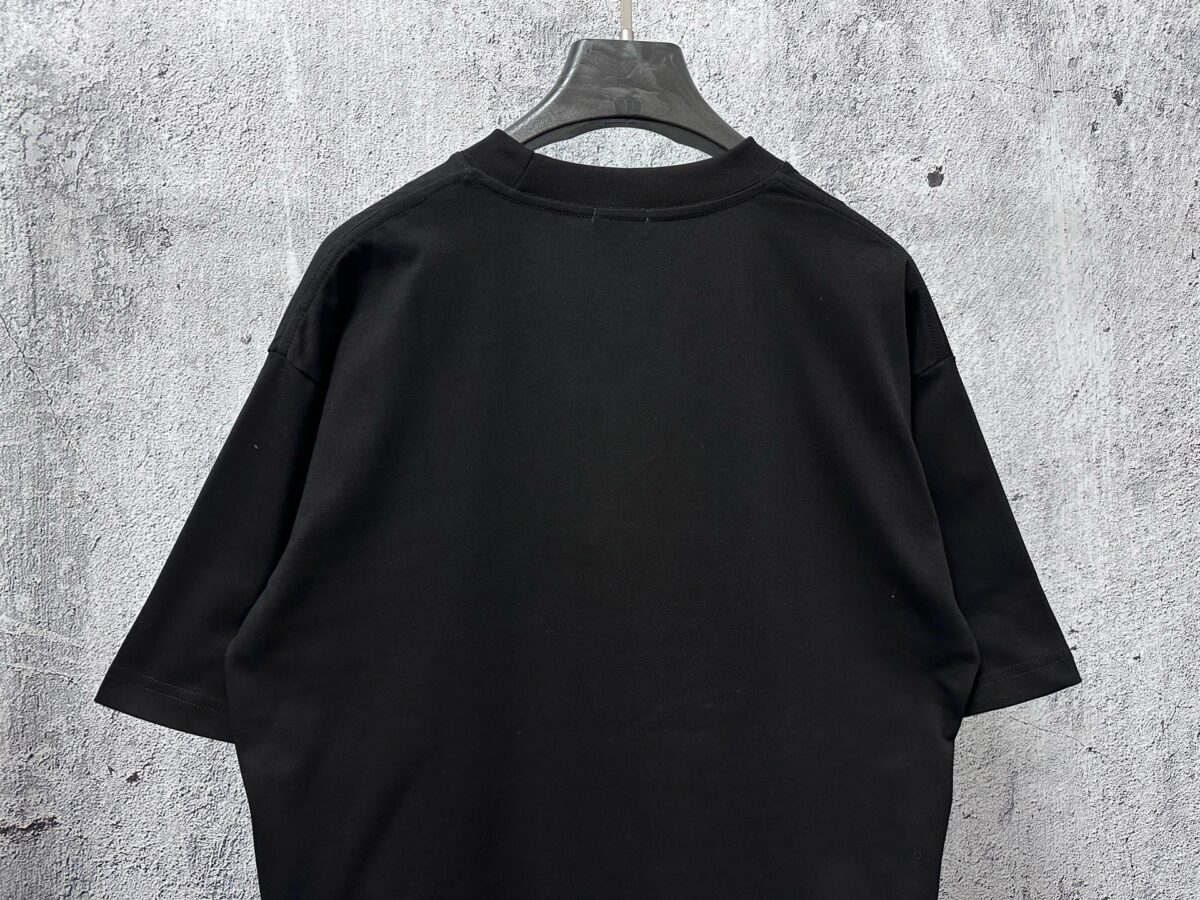 P70 【Burberry】巴宝莉 战马骑士植绒T恤短袖 高版本 超级标志性品牌logo印花图案 搭配运动鞋清新舒适 逛街约会都适合 叠穿打底就很有博主范儿了 低调有品位 原版面料 260g高克重双纱100%精梳棉 螺纹定织定染无色差 出入专柜无压力 通肩拉条工艺 增加衣物清洗寿命 不变形 高版本数码印花工艺 不掉色色彩鲜艳 网红明星同款 不挑年龄不挑身材不挑性别 超级亮眼 时尚感爆棚 手感非常舒服 质感超强 时尚又个性 超级百搭好看的一款 人手必备款 情侣搭配更佳 吊牌 领标 水洗麦 三标齐全！！ 宽松版型 男女同款 颜色：黑 白 Size：XS-L