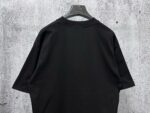 P70 【Burberry】巴宝莉 战马骑士植绒T恤短袖 高版本 超级标志性品牌logo印花图案 搭配运动鞋清新舒适 逛街约会都适合 叠穿打底就很有博主范儿了 低调有品位 原版面料 260g高克重双纱100%精梳棉 螺纹定织定染无色差 出入专柜无压力 通肩拉条工艺 增加衣物清洗寿命 不变形 高版本数码印花工艺 不掉色色彩鲜艳 网红明星同款 不挑年龄不挑身材不挑性别 超级亮眼 时尚感爆棚 手感非常舒服 质感超强 时尚又个性 超级百搭好看的一款 人手必备款 情侣搭配更佳 吊牌 领标 水洗麦 三标齐全！！ 宽松版型 男女同款 颜色：黑 白 Size：XS-L