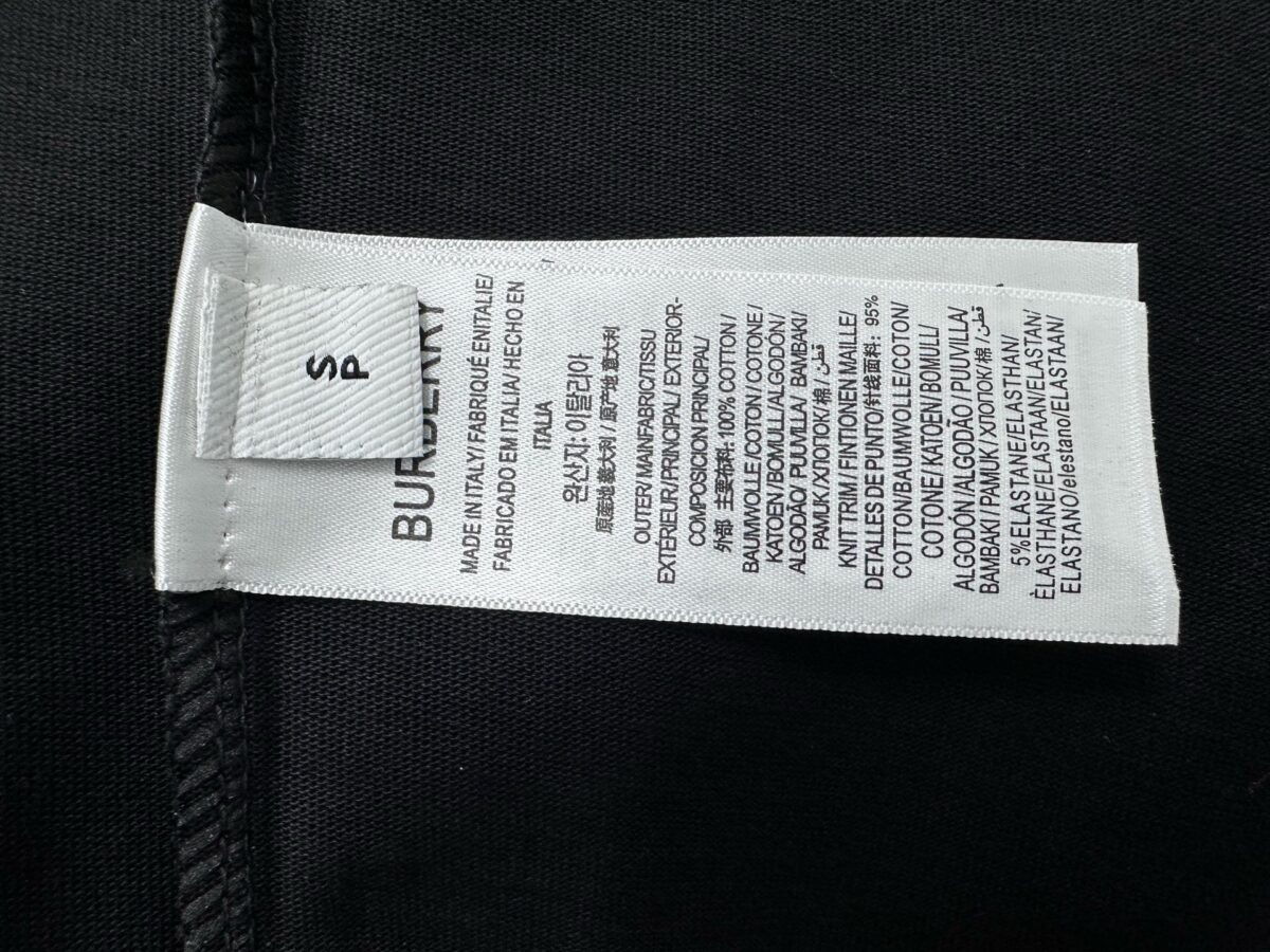 P70 【Burberry】巴宝莉 战马骑士植绒T恤短袖 高版本 超级标志性品牌logo印花图案 搭配运动鞋清新舒适 逛街约会都适合 叠穿打底就很有博主范儿了 低调有品位 原版面料 260g高克重双纱100%精梳棉 螺纹定织定染无色差 出入专柜无压力 通肩拉条工艺 增加衣物清洗寿命 不变形 高版本数码印花工艺 不掉色色彩鲜艳 网红明星同款 不挑年龄不挑身材不挑性别 超级亮眼 时尚感爆棚 手感非常舒服 质感超强 时尚又个性 超级百搭好看的一款 人手必备款 情侣搭配更佳 吊牌 领标 水洗麦 三标齐全！！ 宽松版型 男女同款 颜色：黑 白 Size：XS-L