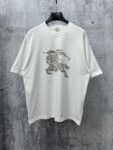 weigou_205349_0_095ae644a3 P70 【Burberry】巴宝莉 战马骑士植绒T恤短袖 高版本 超级标志性品牌logo印花图案 搭配运动鞋清新舒适 逛街约会都适合 叠穿打底就很有博主范儿了 低调有品位 原版面料 260g高克重双纱100%精梳棉 螺纹定织定染无色差 出入专柜无压力 通肩拉条工艺 增加衣物清洗寿命 不变形 高版本数码印花工艺 不掉色色彩鲜艳 网红明星同款 不挑年龄不挑身材不挑性别 超级亮眼 时尚感爆棚 手感非常舒服 质感超强 时尚又个性 超级百搭好看的一款 人手必备款 情侣搭配更佳 吊牌 领标 水洗麦 三标齐全!! 宽松版型 男女同款 颜色:黑 白 Size:XS-L